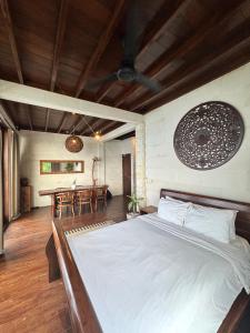 Postel nebo postele na pokoji v ubytování Bale Bingin Beachfront Stay