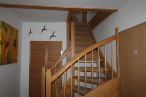 una scala in legno con uccelli sul muro di Kapitänshaus FW 4 OG re a Wustrow