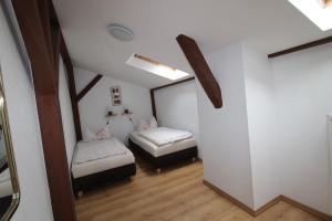 un corridoio con 2 letti in una camera con soffitto di Kapitänshaus FW 4 OG re a Wustrow