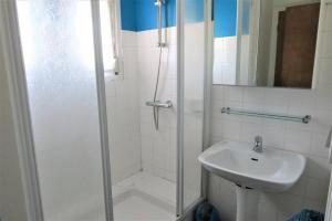 a bathroom with a shower and a sink at Maison à 500m de la mer et à 100m des commerces à TREGASTEL - Réf 20 in Trégastel +6 photos