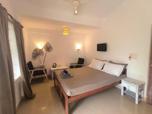 SHANKAR by the SEA, 2 min from Mandrem Beach的电视和/或娱乐中心