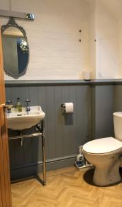 une salle de bains avec toilettes et lavabo dans l'établissement Riccal Dale Cottage, à Helmsley