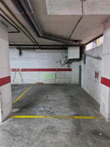 an empty parking lot in a parking garage at Appartement a louer a Torrevieja 100m de la plage in Torrevieja