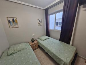 Posteľ alebo postele v izbe v ubytovaní Appartement a louer a Torrevieja 100m de la plage