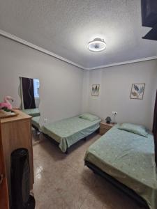 Posteľ alebo postele v izbe v ubytovaní Appartement a louer a Torrevieja 100m de la plage