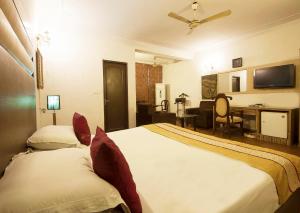 新德里的住宿－戈爾登利弗旅館，一间带两张床的卧室和一间客厅