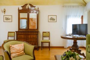 A television and/or entertainment centre at Agriturismo Villa Selvatico