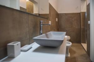 A bathroom at B&B Don Alessandro