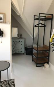 una camera con scala, tavolo e mensola di The Studio in Knysna a Knysna Altre 16 foto