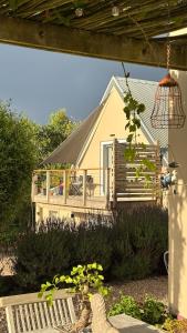 una casa con portico e panchina in un cortile di The Studio in Knysna a Knysna