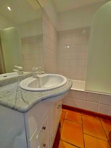 Koupelna v ubytování Duplex vue mer dans résidence avec piscine et parking
