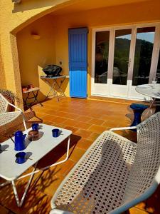 Posezení v ubytování Duplex vue mer dans résidence avec piscine et parking