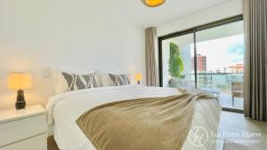 Ένα ή περισσότερα κρεβάτια σε δωμάτιο στο Sunset - Luxury Property - Pool - Garden - 500m Beach