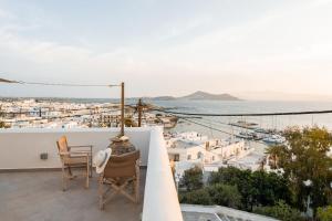 d'un balcon avec des chaises et une vue sur l'océan. dans l'établissement Kastro suite, à Naxos Chora