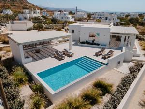 Una vista aérea de una villa con piscina. en Villa Dia, Mikri Vigla Naxos, en Naxos Chora