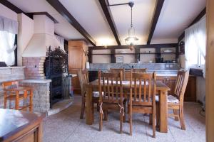 een eetkamer met een tafel en een open haard bij House with pool in Marcana in Marčana