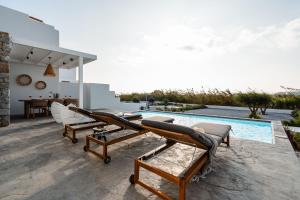 ナクソス・コラにあるMaison Solea, Plakaのパティオ(ラウンジチェア、スイミングプール付)