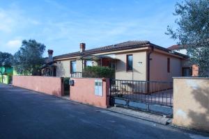 een huis met een hek voor een straat bij House with pool in Marcana in Marčana