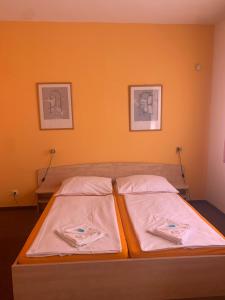 Postel nebo postele na pokoji v ubytování hotel Sádek