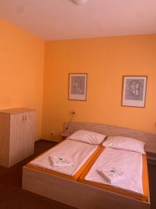 Postel nebo postele na pokoji v ubytování hotel Sádek