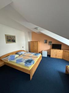 Postel nebo postele na pokoji v ubytování hotel Sádek