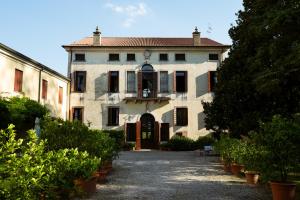 A garden outside Agriturismo Villa Selvatico