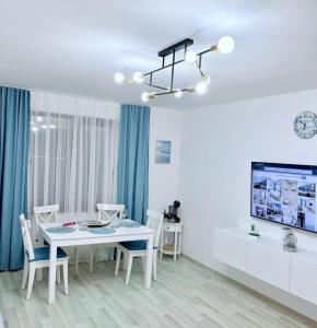 TV a/nebo společenská místnost v ubytování Apartment Sea Sunrise, complex Carpe Diem, FREE PARKING + 33 fotografií