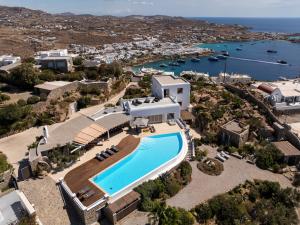 una vista aerea di una villa con piscina di Alia Villa Mykonos a Mykonos Città
