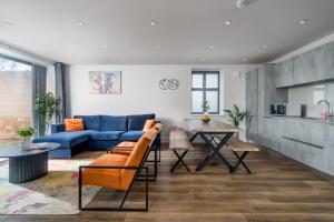 a living room with a blue couch and a table at Boutique Lux London Apartments-Free Parking in Totteridge