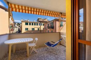 a small balcony with a table and chairs on it at Casa Ceula Mareblu in Levanto