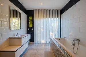 Ένα μπάνιο στο Villa architecte Vue Mer +24 φωτογραφίες