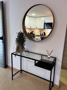 un tavolo di vetro con uno specchio su una parete di Casa Oti en Roque del Mar a Costa de Antigua Altre 6 foto