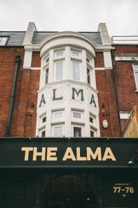 een gebouw met het alma bord ervoor bij The Alma Rooms in Londen