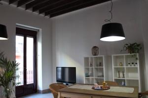 Televízia a/alebo spoločenská miestnosť v ubytovaní LovelyLoft Castaños