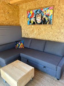 Area soggiorno di Monkey Tiny Barnhouse with amazing views!