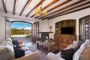a living room with a couch and a tv at Villa Rústica in Albufeira