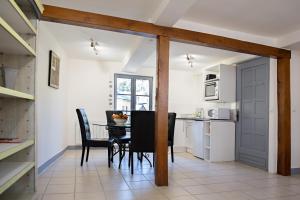 a kitchen and dining room with a table and chairs at Appartement Moderne in Honfleur