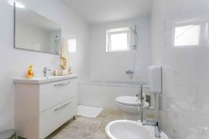 ein weißes Badezimmer mit Toilette und Waschbecken in der Unterkunft Apartment in Malinska - Insel Krk 38057 in Malinska + 27 Fotos