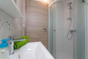 ein Badezimmer mit Waschbecken und Dusche in der Unterkunft Apartment in Malinska - Insel Krk 38057 in Malinska