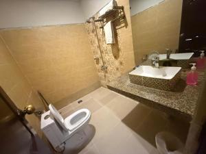 Et badeværelse på Premier Inn Villa-FOR FAMILIES ONLY