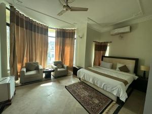 En eller flere senge i et værelse på Premier Inn Villa-FOR FAMILIES ONLY