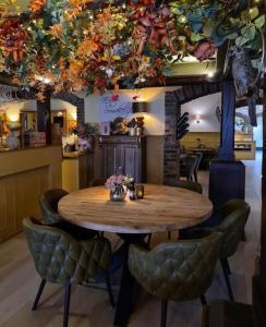 アルセンにあるHotel Arcenの部屋の中の木製のテーブルと椅子 +12枚の写真