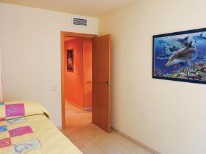 ピネダ・デ・マールにあるApartamento de vacaciones con terrazaのベッドと壁に絵が飾られた部屋