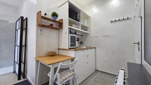 eine kleine Küche mit Tisch und Mikrowelle in der Unterkunft Teeny tiny in Šentvid + 14 Fotos