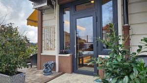 eine Glastür eines Hauses mit einer Terrasse in der Unterkunft Teeny tiny in Šentvid