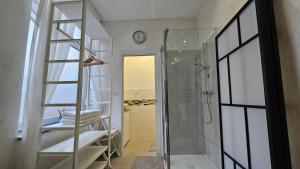 ein Badezimmer mit Dusche und Glastür in der Unterkunft Teeny tiny in Šentvid