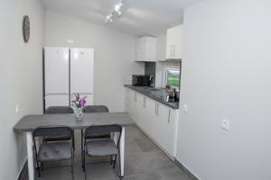 Η κουζίνα ή μικρή κουζίνα στο Guest house Mažeikiai