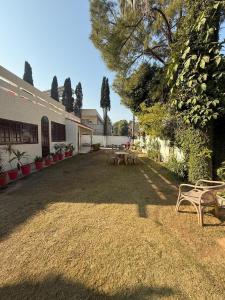 En have udenfor Premier Inn Villa-FOR FAMILIES ONLY