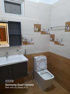 un baño con inodoro y lavabo en Trinco Harbour Villa, en Trincomalee 7 fotos más