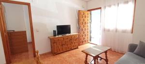 TV a/nebo společenská místnost v ubytování Bungalow Playa La Mata